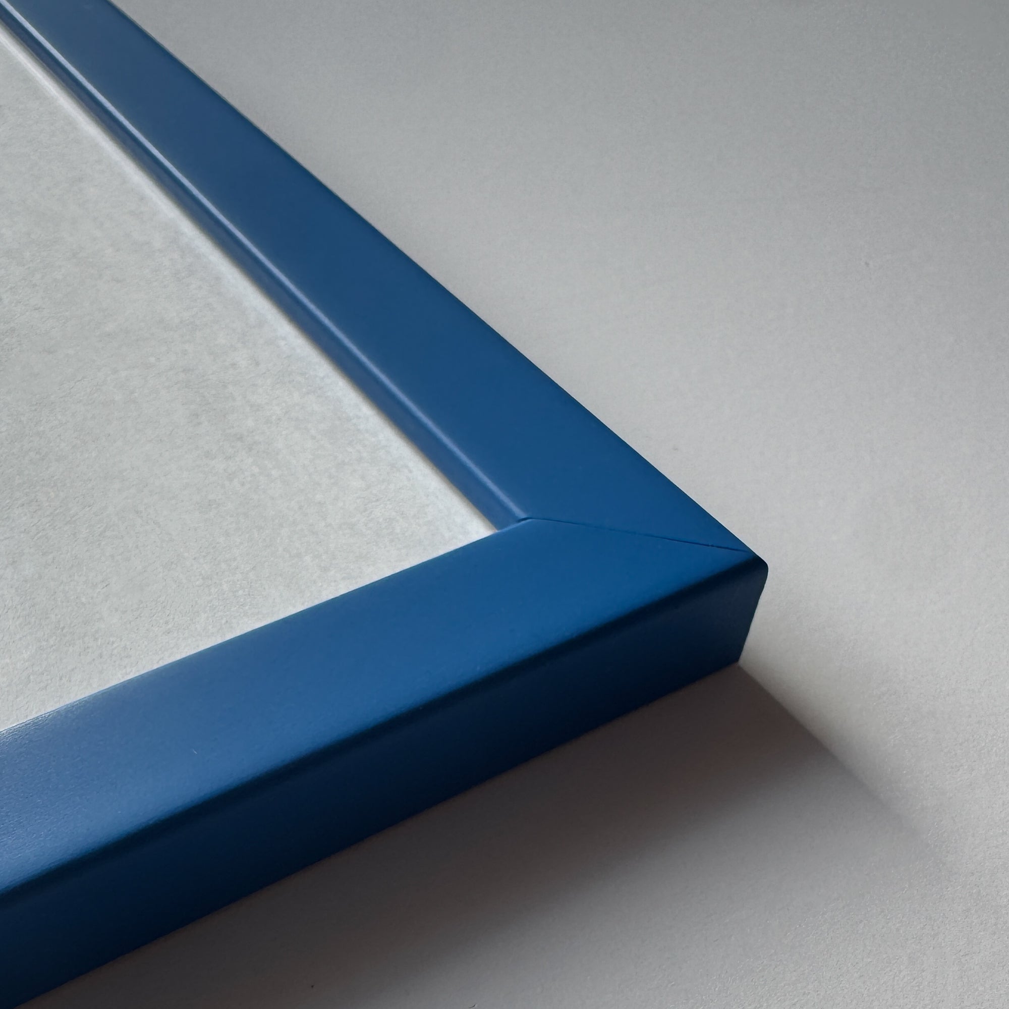 Blauer matter Holzrahmen - Schmal (15 mm) - A2 (42x59,4 cm)