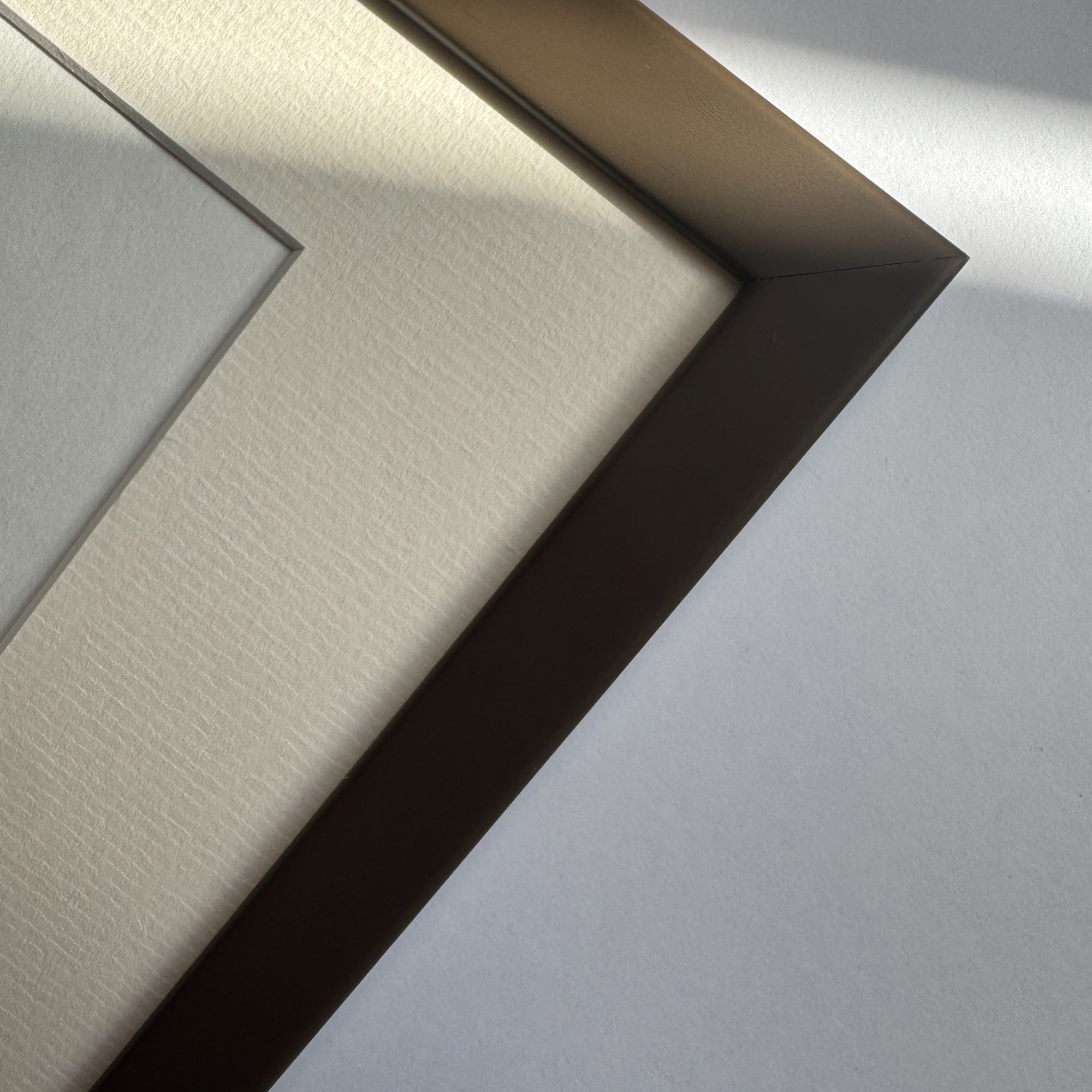 Brauner matter Holzrahmen nach Maß - Schmal (15 mm)