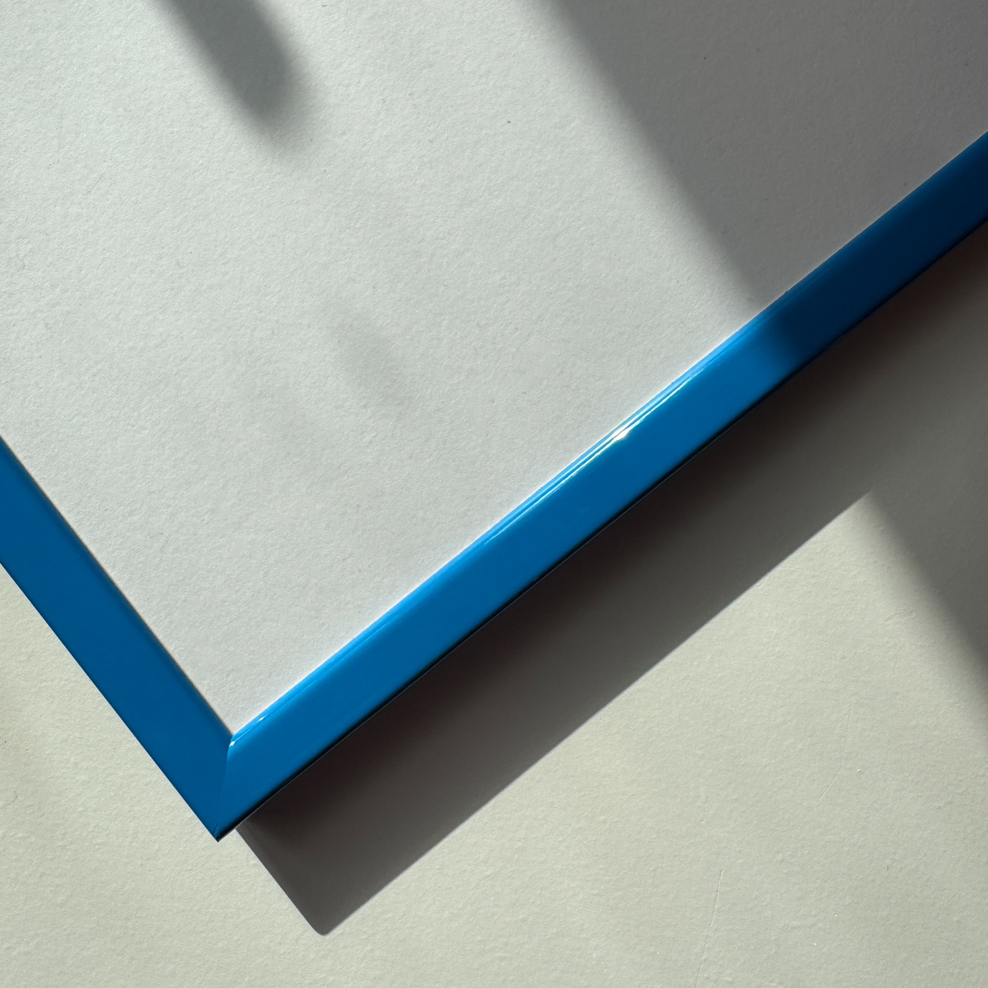 Blauer glänzender Holzrahmen - Schmal (13 mm) - A3 (30×42 cm)