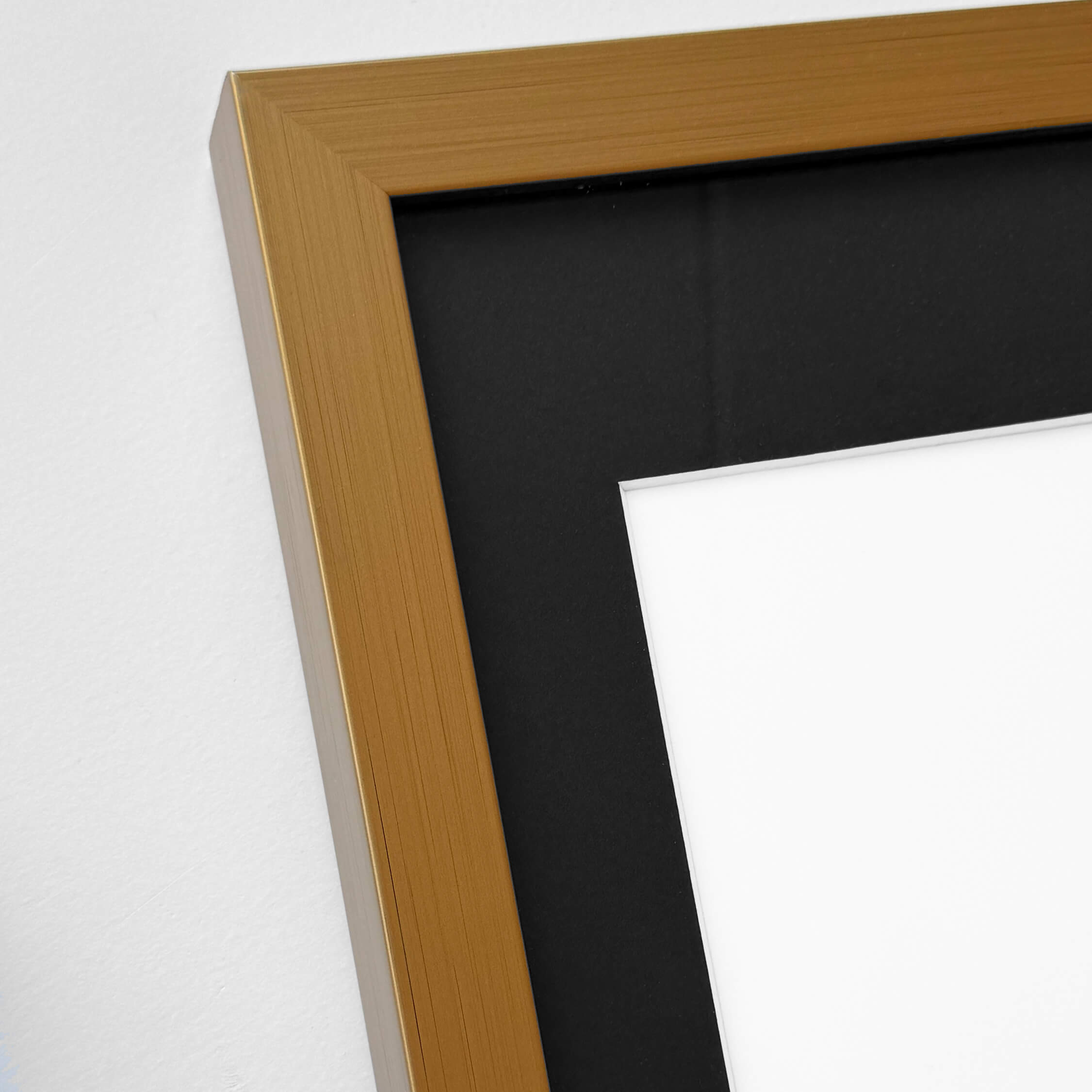 Dunkelgoldener Holzrahmen nach Maß - Breit (20 mm)