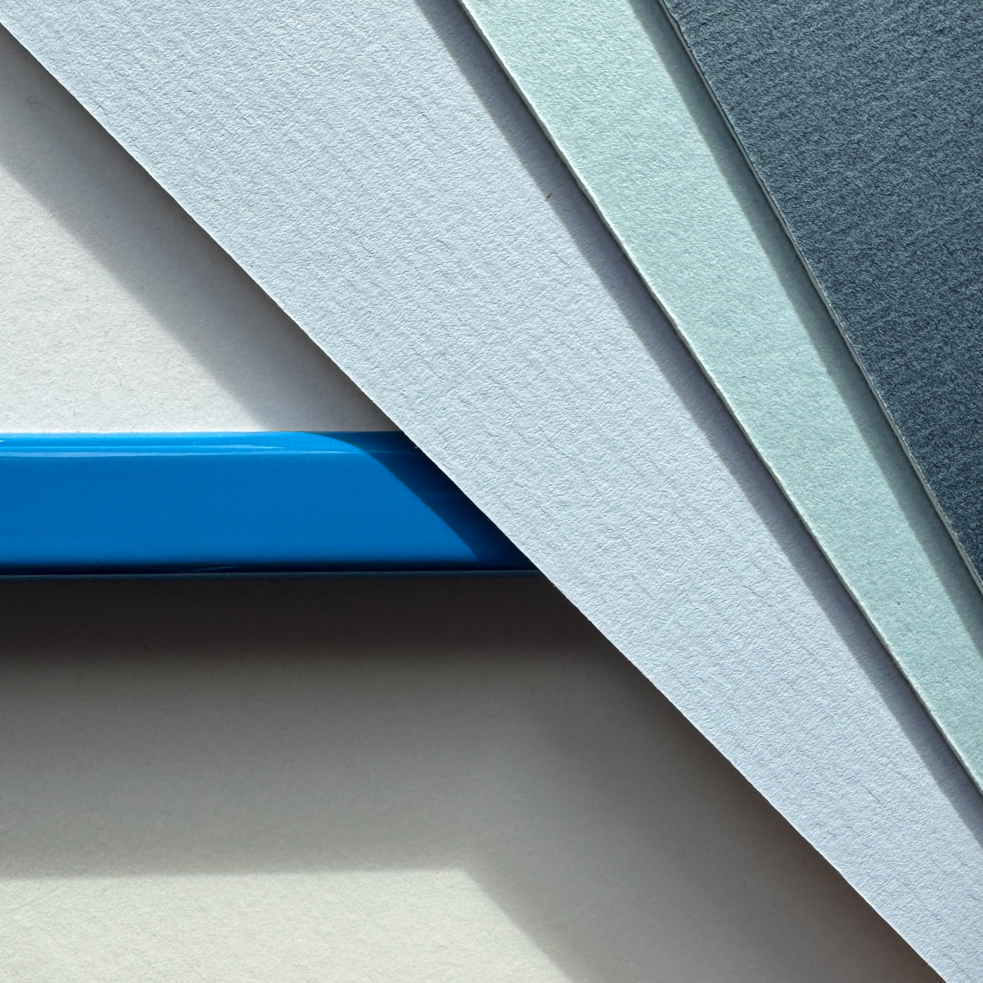 Blauer glänzender Holzrahmen - Schmal (13 mm) - A3 (30×42 cm)