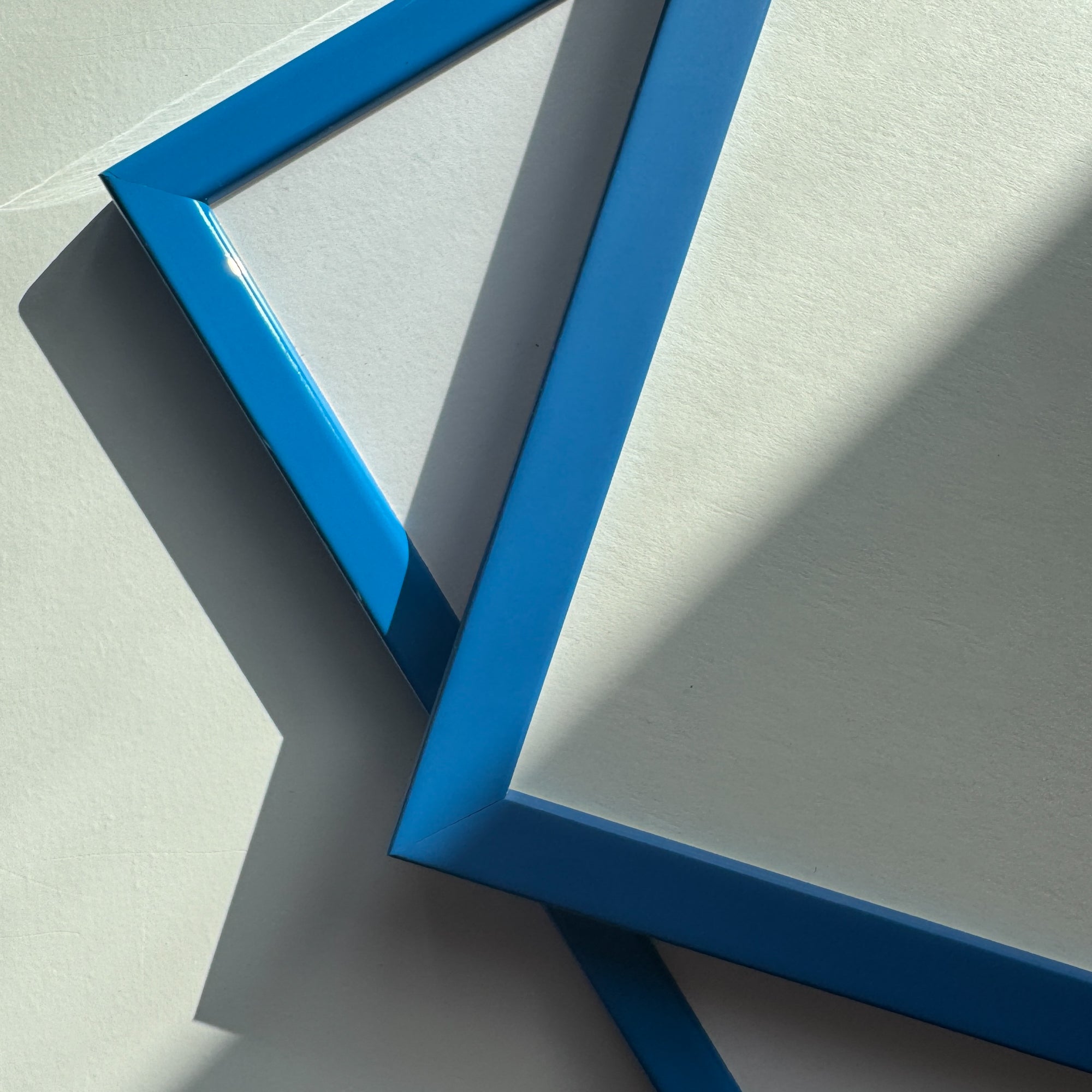 Blauer matter Holzrahmen - Schmal (15 mm) - A2 (42x59,4 cm)