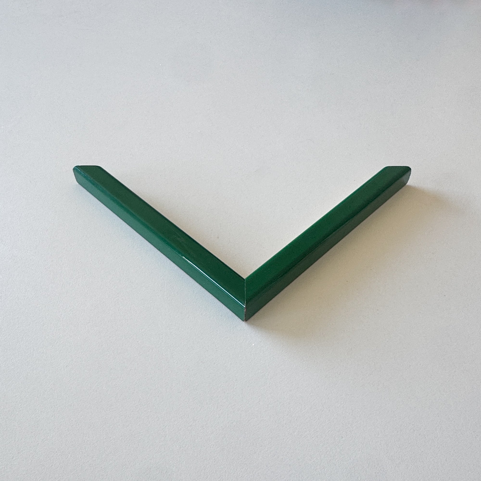 Eckprobe: Grüner, glänzender Holzrahmen - Schmal (13x13 mm)