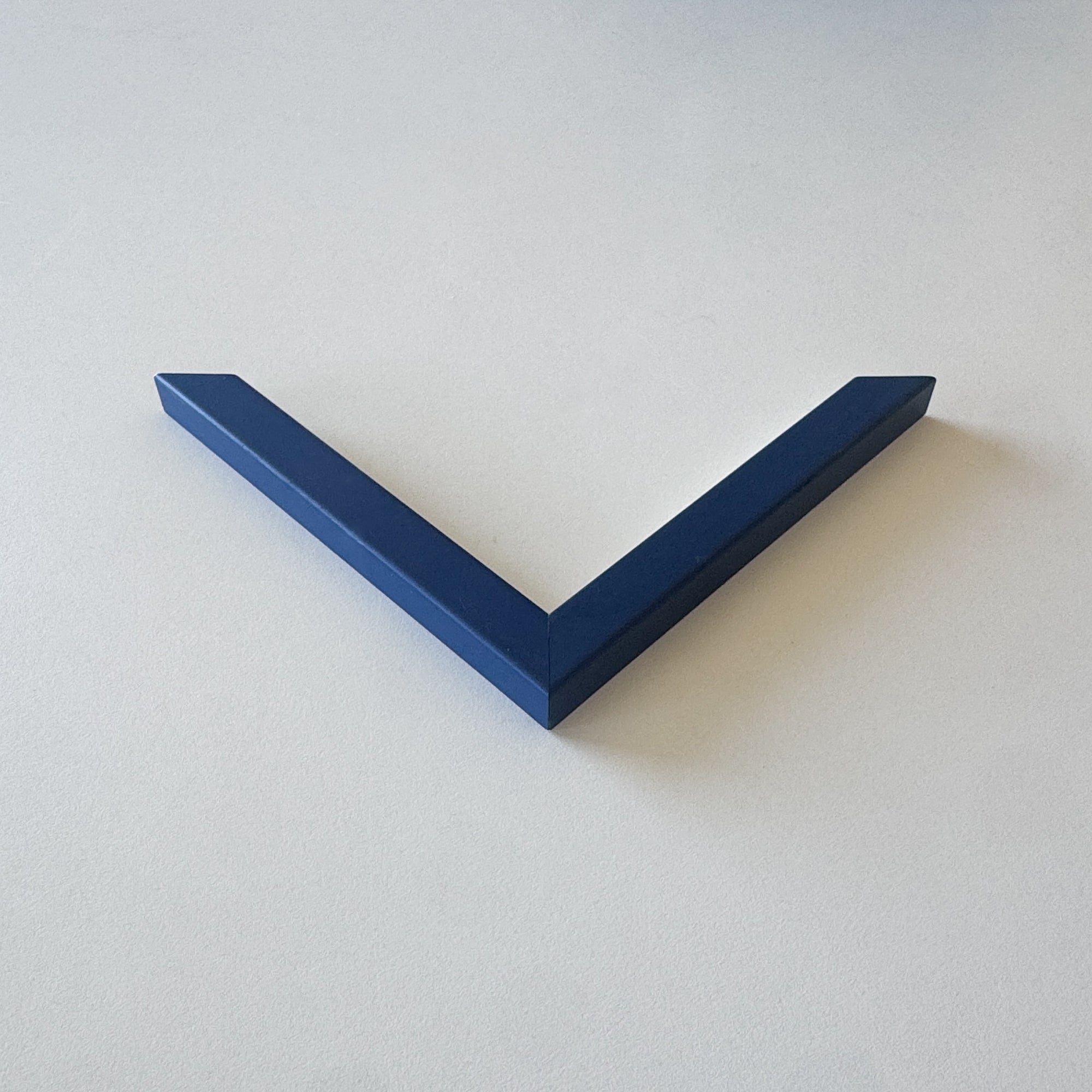 Eckmuster: Dunkelblauer matter Holzrahmen – Schmal (15x15 mm)