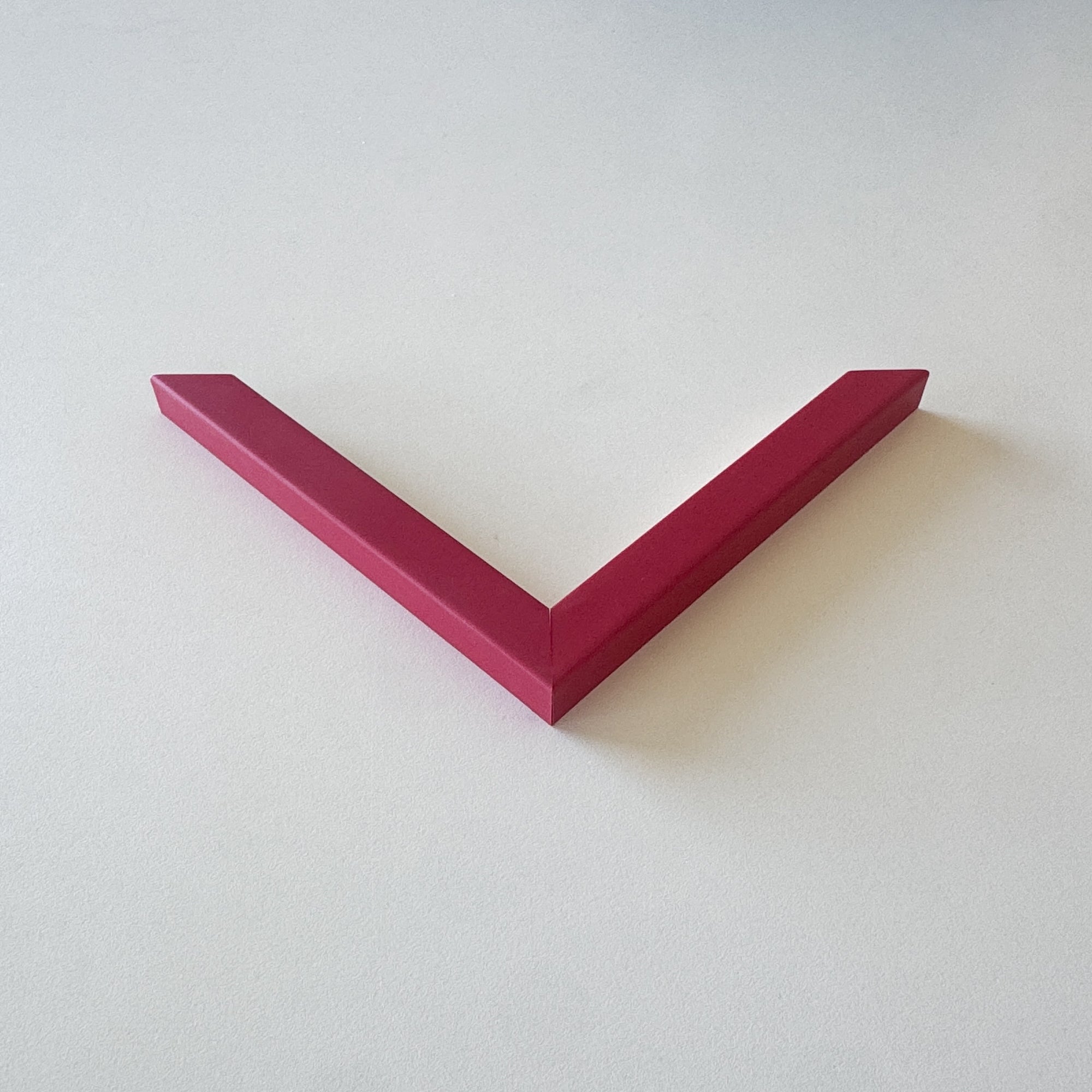 Eckprobe: Dunkelroter, matter Holzrahmen – Schmal (15x13 mm)