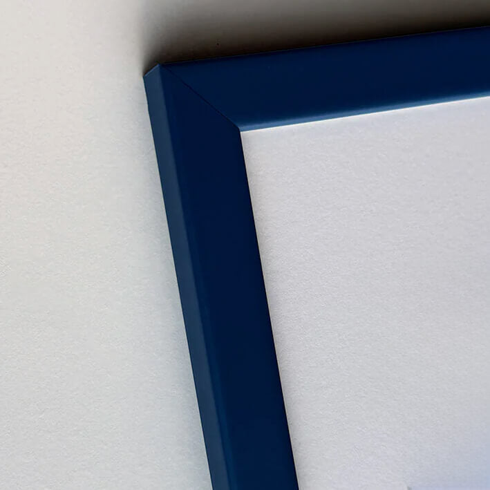 Dunkelblauer matter Holzrahmen nach Maß - Schmal (15 mm)