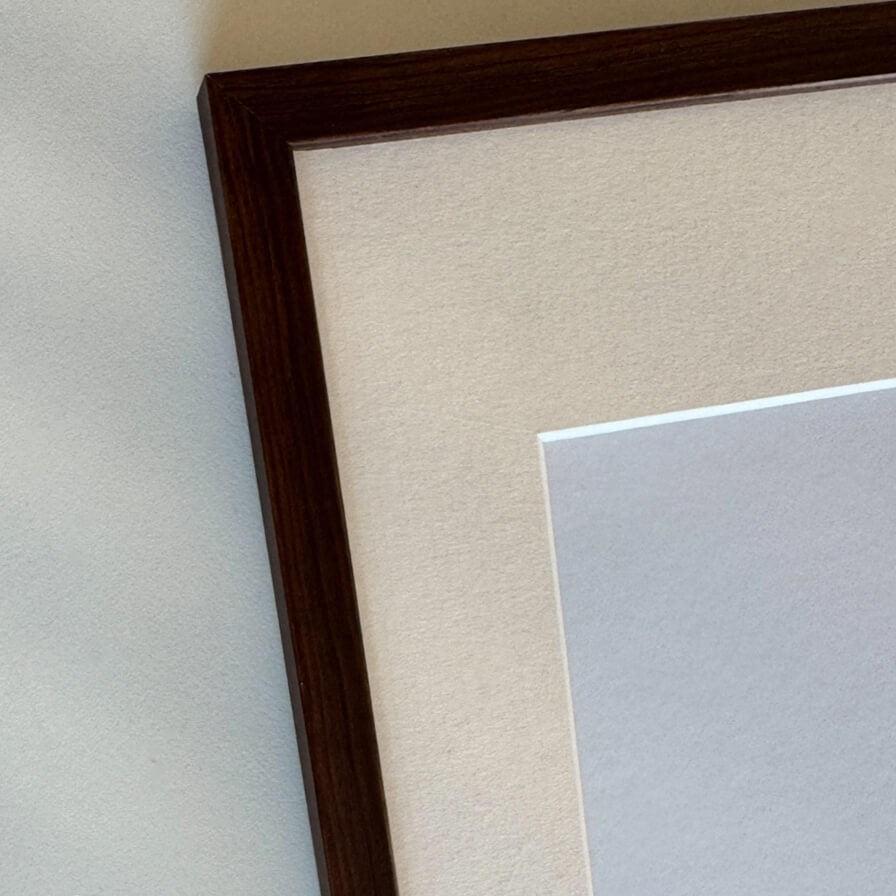 Mørk træramme – Smal (10 mm) – 18x24 cm-PlakatKunst