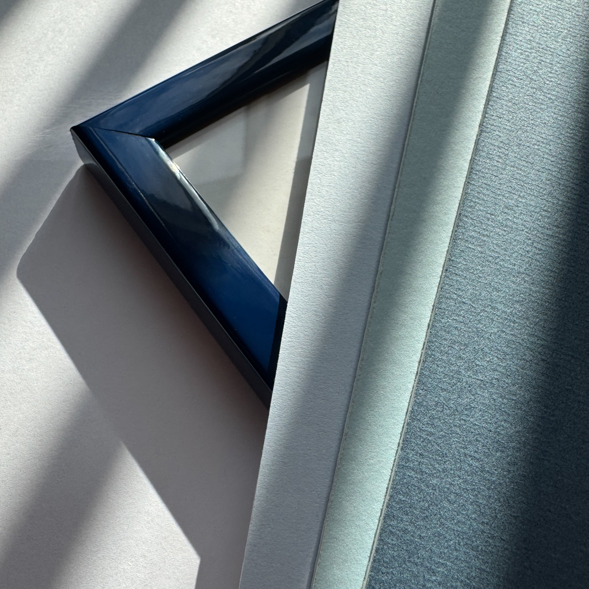 Dunkelblauer glänzender Holzrahmen - Schmal (13 mm) - A3 (30×42 cm)