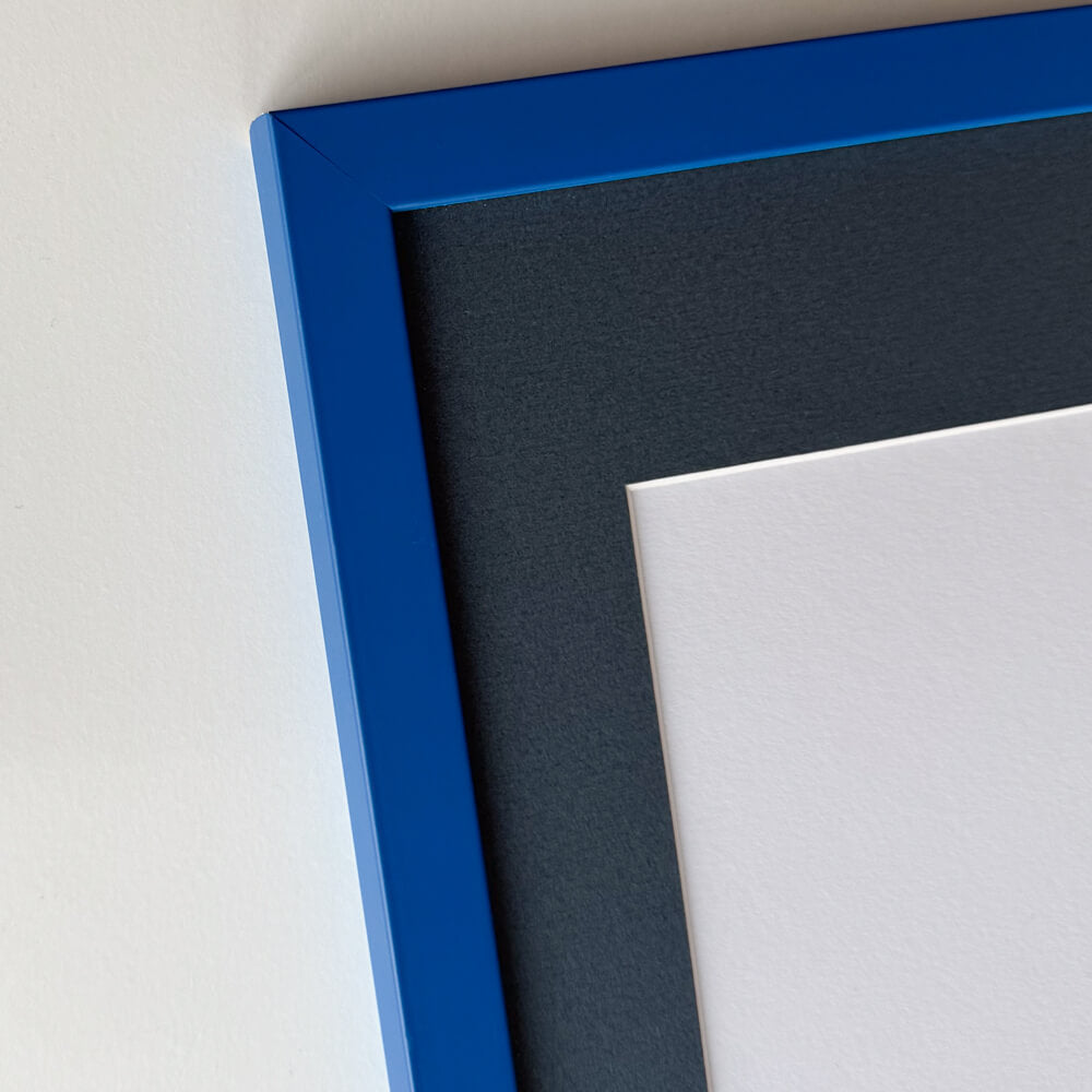 Blauer matter Holzrahmen – Schmal (15 mm) – A2 (42x59,4 cm)