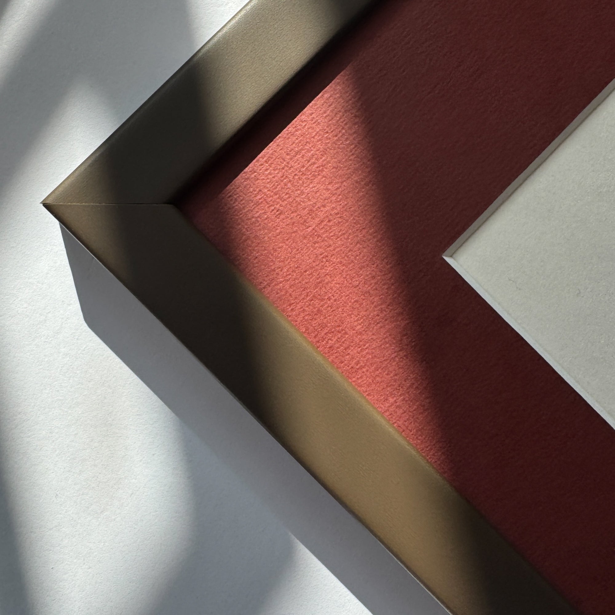 Brauner matter Holzrahmen nach Maß - Schmal (15 mm)