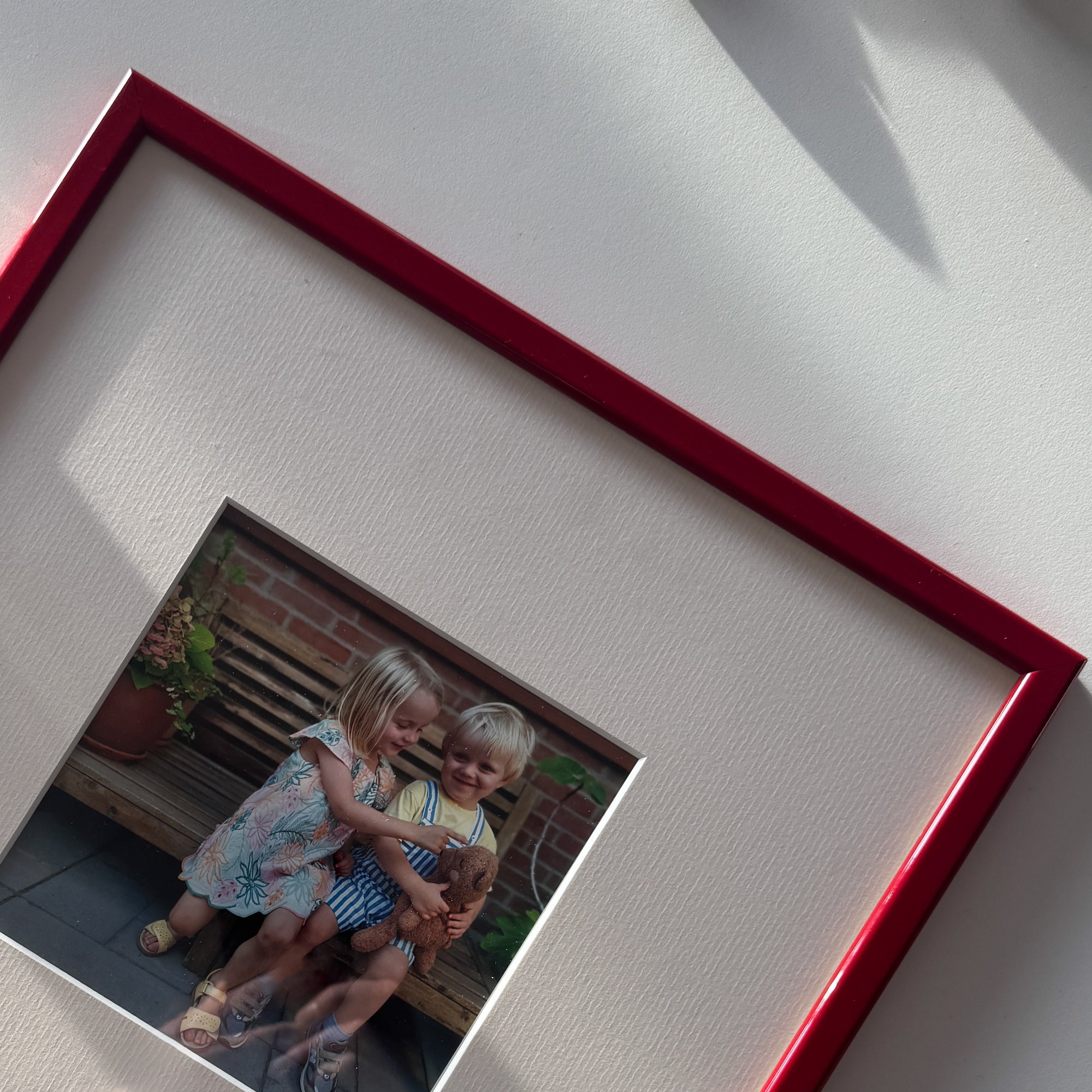 Dunkelroter glänzender Holzrahmen - Schmal (13 mm)