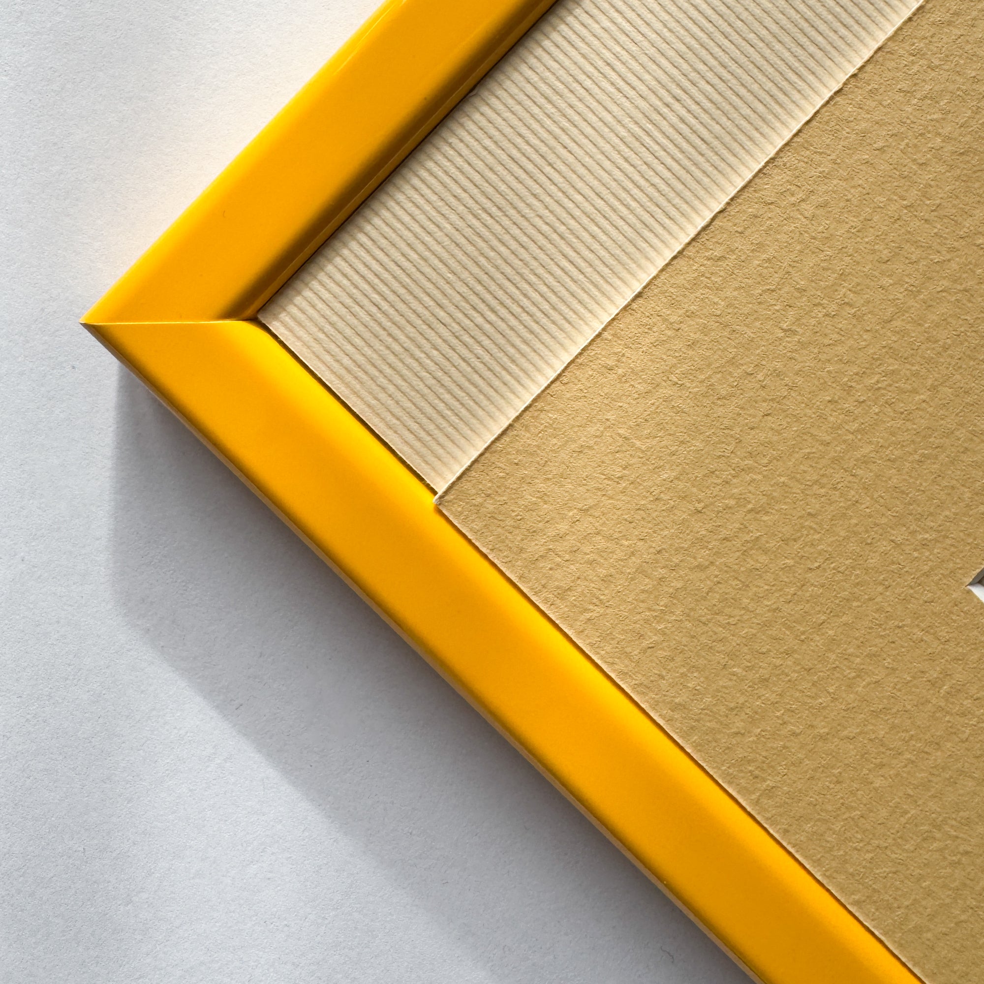 Gelber glänzender Holzrahmen - Schmal (13 mm) - A2 (42x59,4 cm)