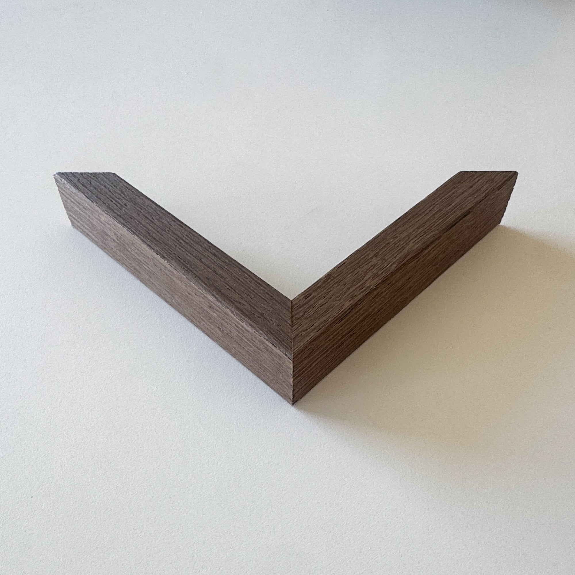 Rahmenprobe: Bilderrahmen aus geräuchertem Eichenfurnier – Breit (20×30 mm)