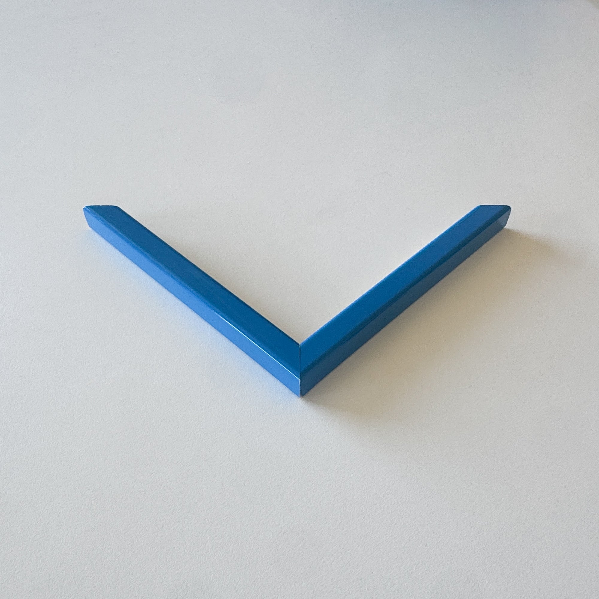 Eckmuster: Blauer, glänzender Holzrahmen – Schmal (13x13 mm)