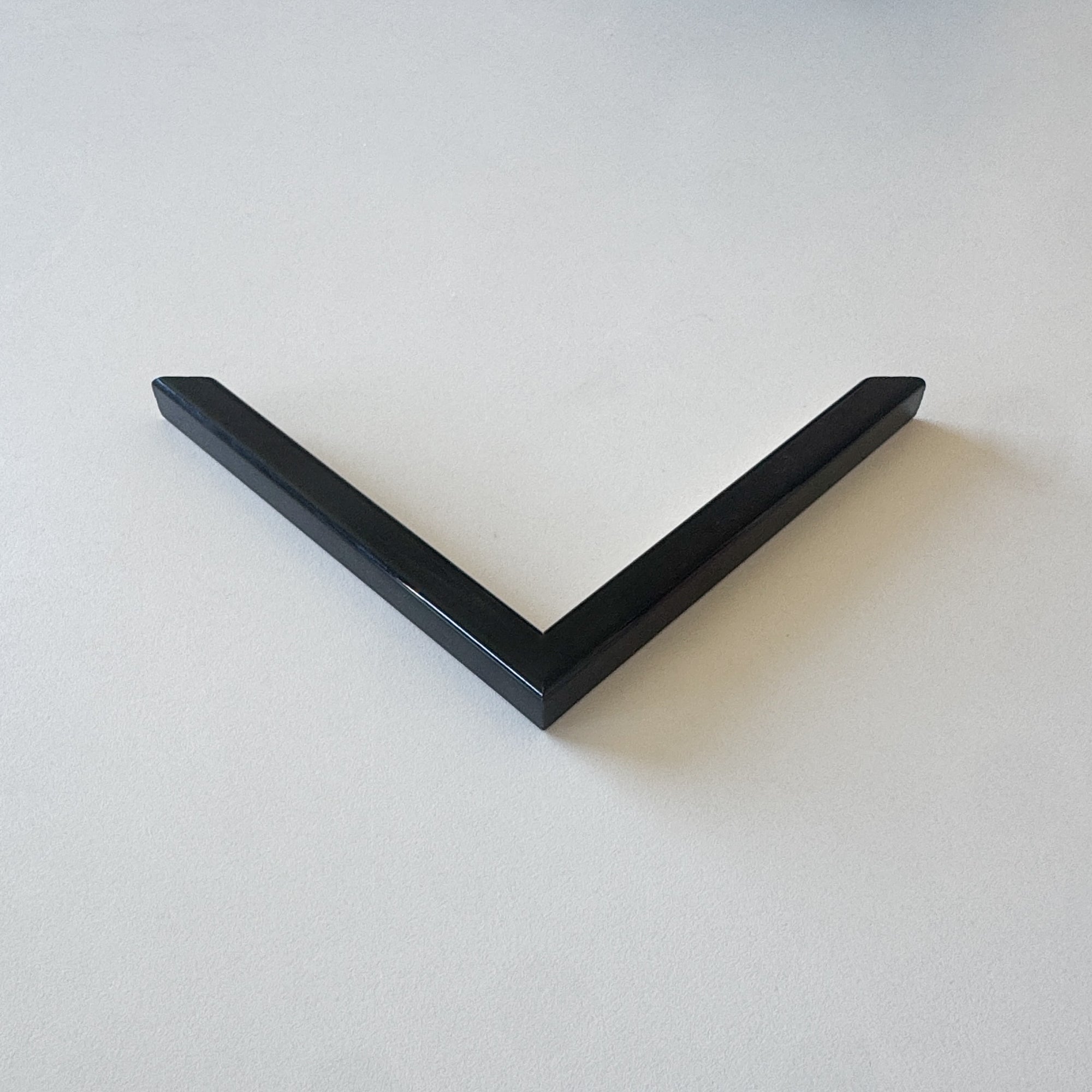 Eckmuster: Schwarzer glänzender Holzrahmen – schmal (13x13 mm)