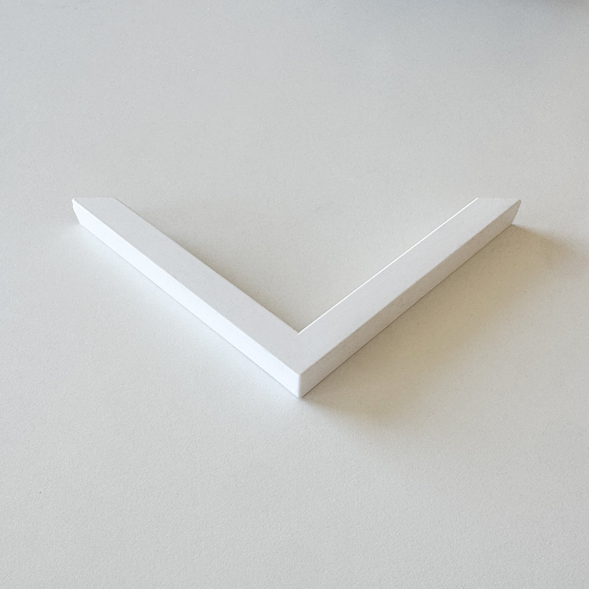 Musterecke: Weißer Holzrahmen - Schmal (15x15 mm)