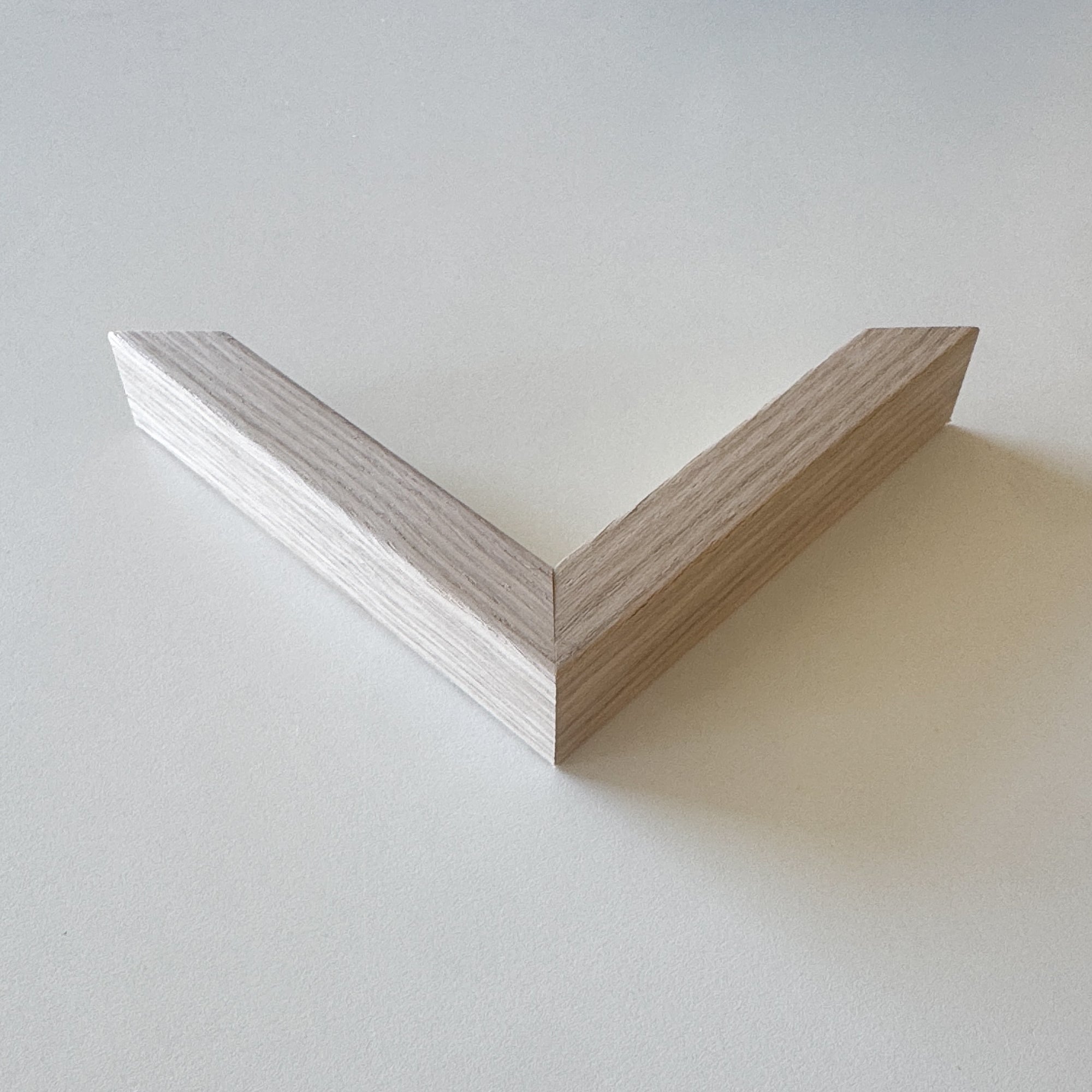 Eckprobe: Bilderrahmen aus hellem Eichenfurnier – Breit (20×30 mm)