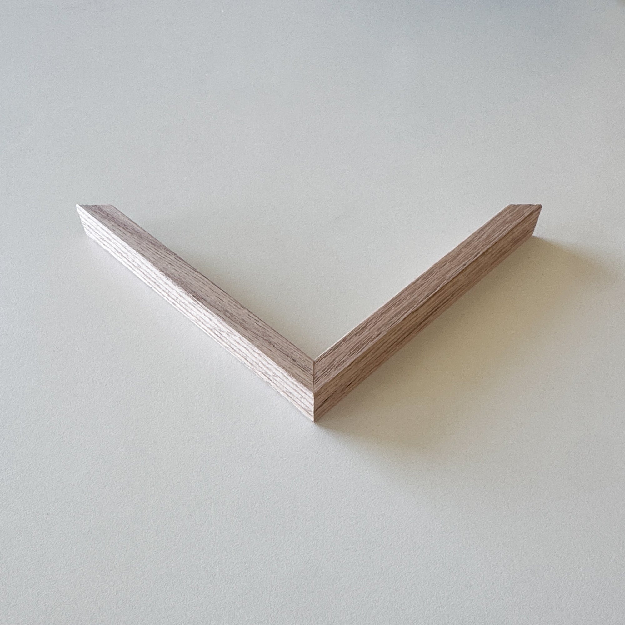Eckprobe: Massiver Eichenholzrahmen nach Maß – Schmal (12x18 mm)