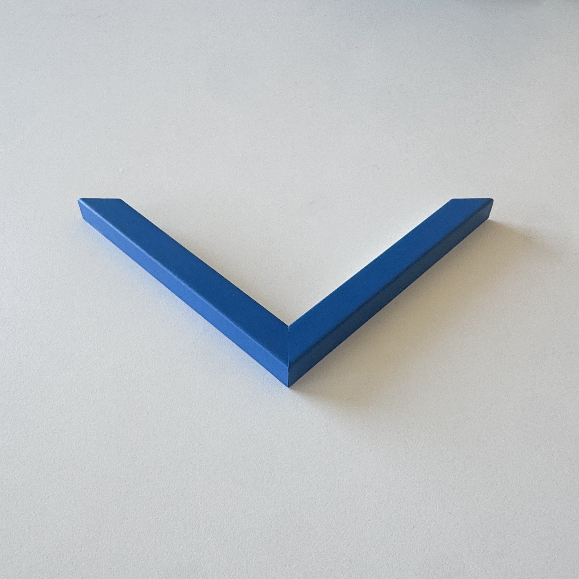 Musterecke: Blauer matter Holzrahmen - Schmal (15x13 mm)