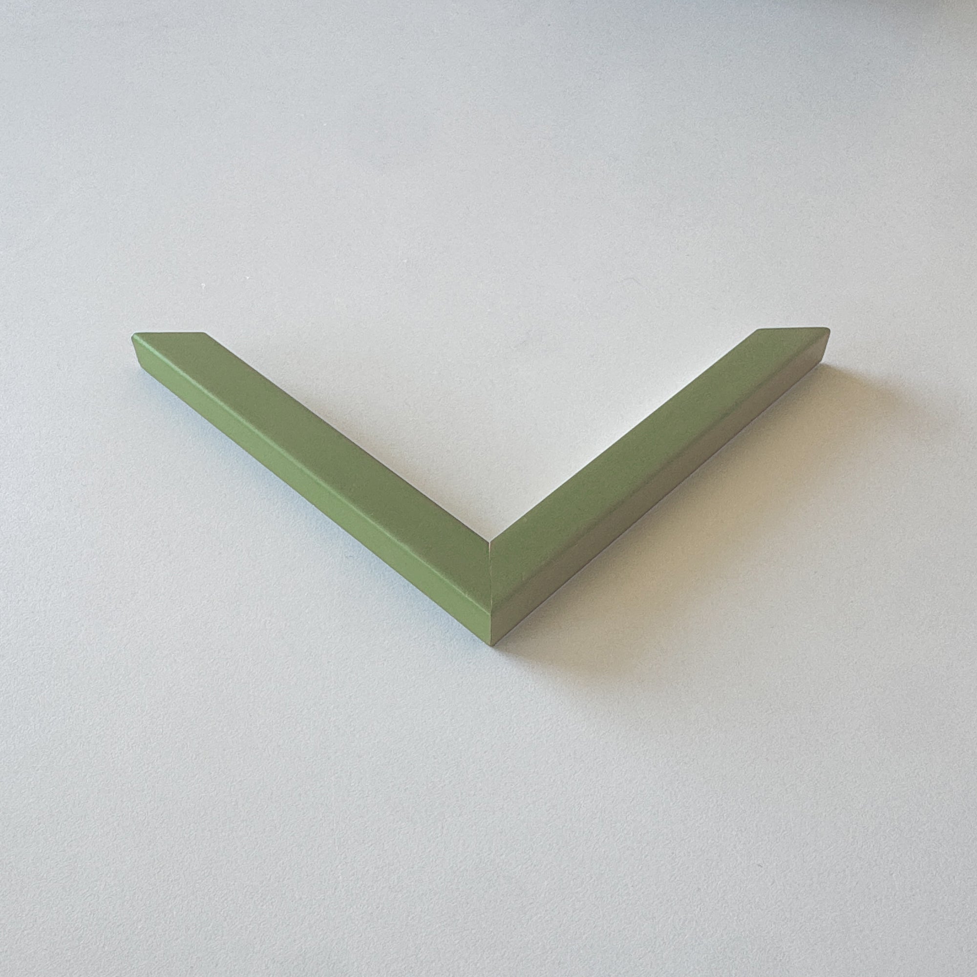 Eckmuster: Olivgrüner matter Holzrahmen – Schmal (15x13 mm)