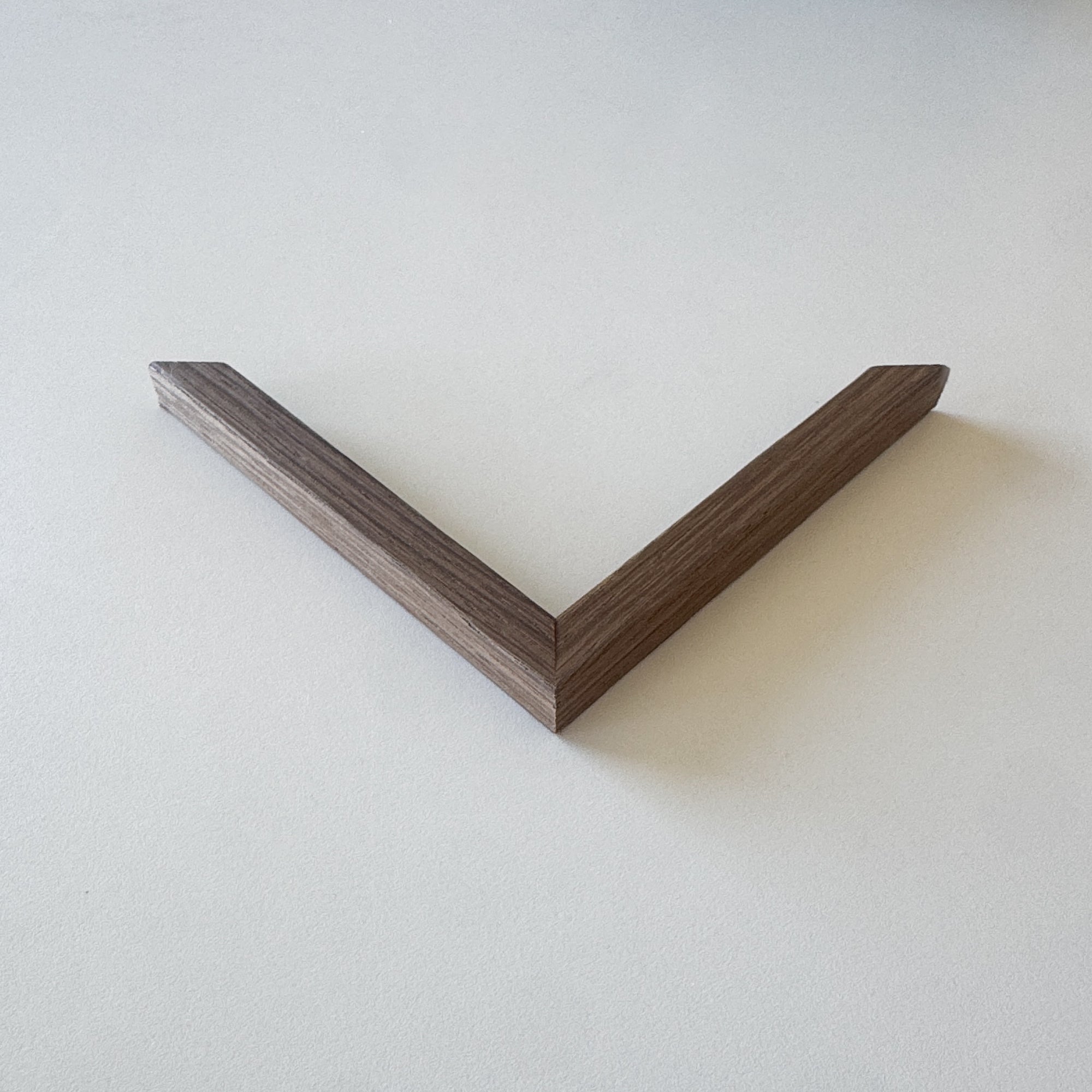 Rahmenprobe: Bilderrahmen aus geräuchertem Eichenfurnier – Schmal (20×20 mm)