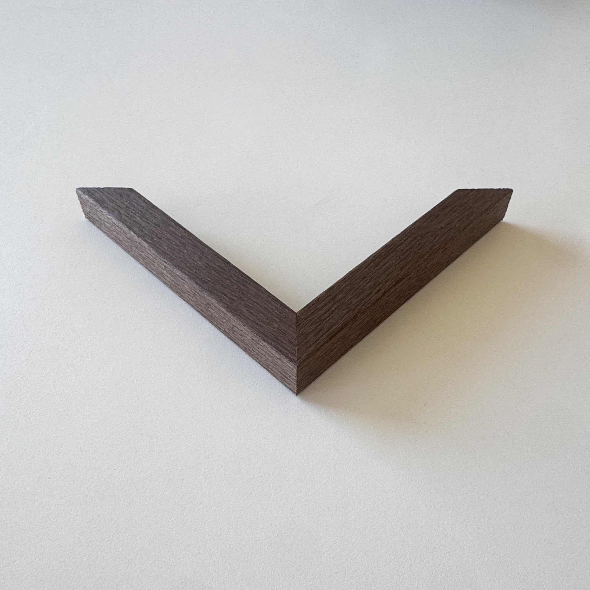 Rahmenprobe: Bilderrahmen aus geräuchertem Eichenfurnier – Breit (20×20 mm)
